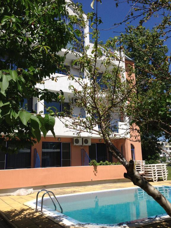 Complex Astra Hotel Pantai Sunny Bagian luar foto