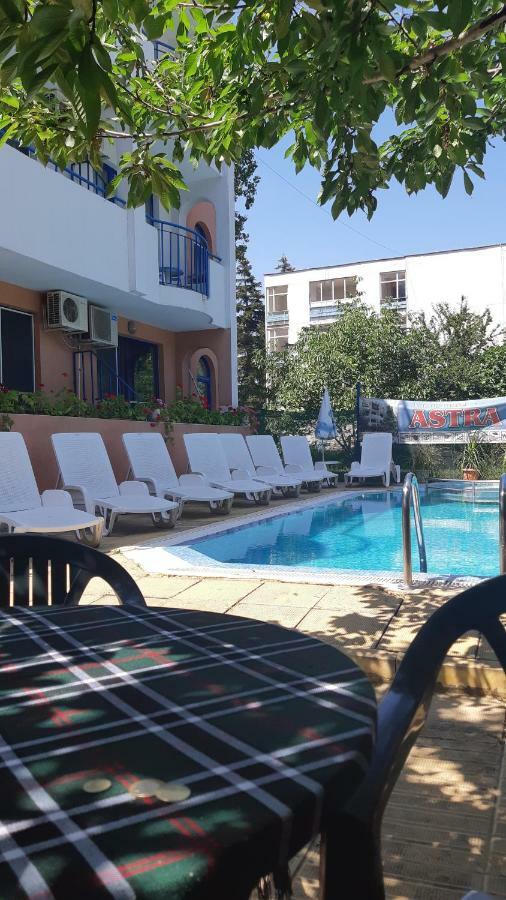 Complex Astra Hotel Pantai Sunny Bagian luar foto